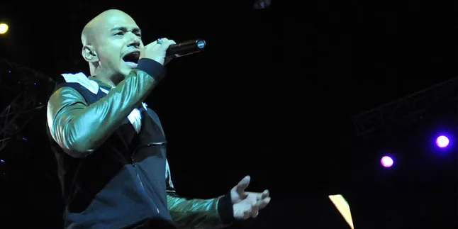 Nyanyikan Lagu Peterpan, Husein 'Jauh' Dari Ariel Nyanyikan Lagu Peterpan, Husein 'Jauh' Dari Ariel