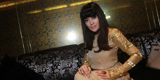 Nyanyikan Lagu Yon Koeswoyo, Indah Dewi Pertiwi Bangga