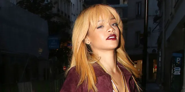 Nyaris Bugil, Baju Apa Sih Yang Dikenakan Rihanna Ini?