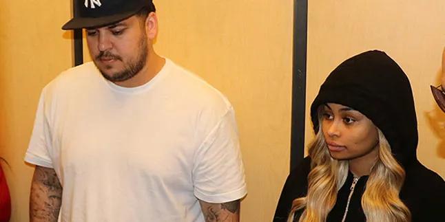 Nyekar, Rob Kardashian Datangi Makam Ayah Bersama Blac Chyna