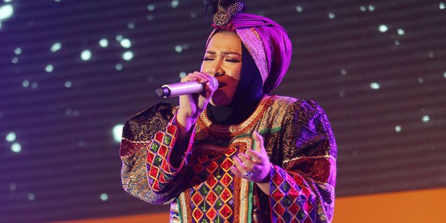 Nyentriknya Hijab Melly Goeslaw Saat Syuting Video Klip