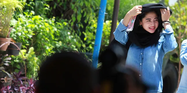 Nyoblos, Dewi Perssik Pilih Caleg Yang Bisa Membebaskannya Nyoblos, Dewi Perssik Pilih Caleg Yang Bisa Membebaskannya