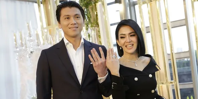 Nyoblos Pertama Bareng Suami, Syahrini Datang Dengan Kaki Terluka