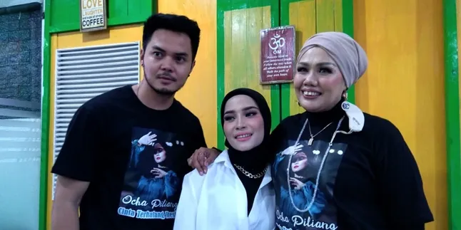 Ocha Piliang Anak Angkat Elly Sugigi Rilis Lagu 'Cinta Terhalang Restu' Ocha Piliang Anak Angkat Elly Sugigi Rilis Lagu 'Cinta Terhalang Restu'