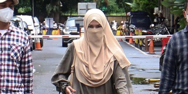 Reluctant to Communicate Directly, Wardatina Mawa Contacts Insanul Fahmi Through a Helper