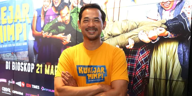 Oka Antara Jadi Pelatih Cheerleaders di Film 'KUKEJAR MIMPI', Adu Akting Dengan Sejumlah Aktris Muda Oka Antara Jadi Pelatih Cheerleaders di Film 'KUKEJAR MIMPI', Adu Akting Dengan Sejumlah Aktris Muda