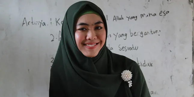 Oki Setiana Dewi Dukung Desainer Baju Muslim Indonesia