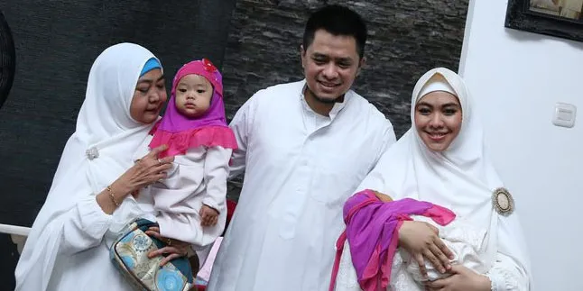 Oki Setiana Dewi Ingin Jadikan Kedua Putrinya Anak Kembar Oki Setiana Dewi Ingin Jadikan Kedua Putrinya Anak Kembar