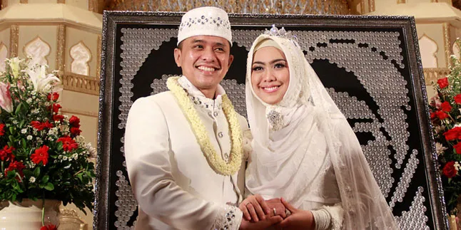 Oki Setiana Dewi Pertama Kali Dicium Suami Usai Nikah Oki Setiana Dewi Pertama Kali Dicium Suami Usai Nikah