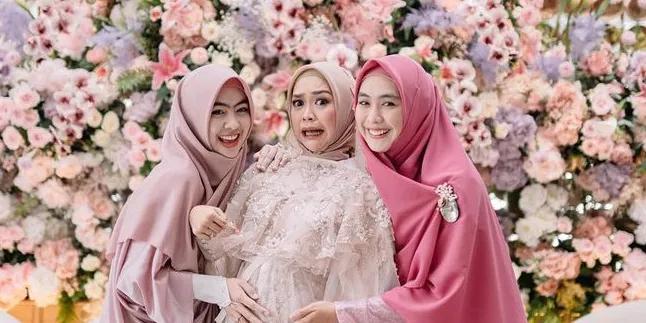 Oki Setiana Dewi Ungkap Kesedihan Ria Ricis Lahiran Secara Caesar, Kenapa? Oki Setiana Dewi Ungkap Kesedihan Ria Ricis Lahiran Secara Caesar, Kenapa?