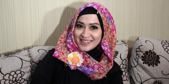 Okie Agustina Ikutan Pasang Sulam Alis, Makin Cantik? Okie Agustina Ikutan Pasang Sulam Alis, Makin Cantik?