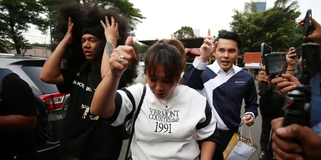 Oky Pratama Berikan Skincare untuk Vadel Badjideh, Mulai dari Facial Wash sampai Serum