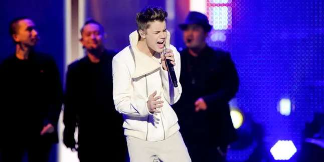 OMG! 'Justin Bieber' Cium Pria di Hari Valentine?