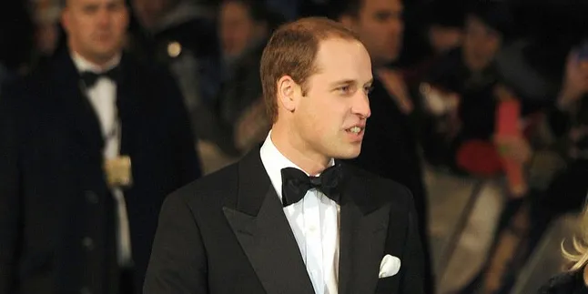 OMG! Pangeran William Dijewer di Depan Umum!