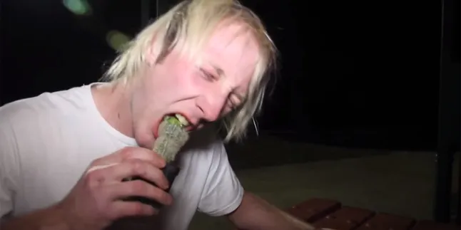 Omg, Pria Ini Makan Kaktus Sampai Habis!