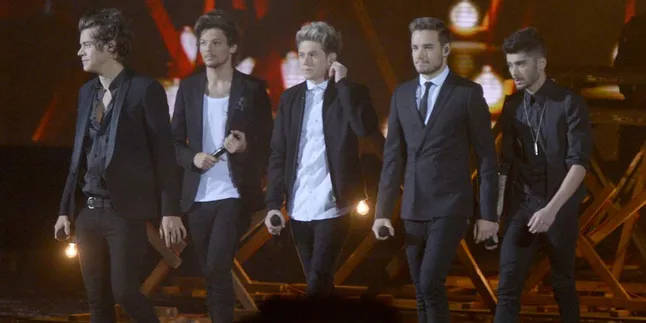 One Direction Bagikan Sepatunya Untuk Fans, Tergiur?