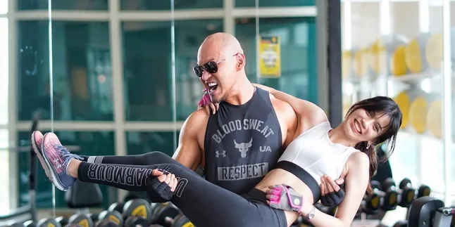 One Step Closer, Deddy Corbuzier Bertunangan dengan Sabrina Chairunnisa