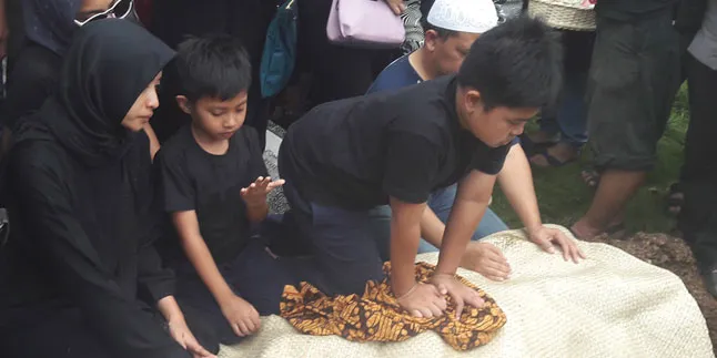 Oon Project Pop Dikebumikan Dengan Iringan Isak Tangis Sang Istri
