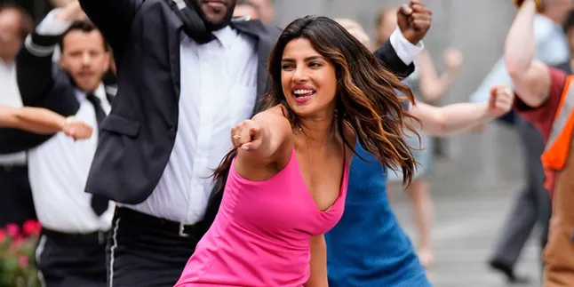 Ooops! Dress Tertiup Angin Kencang, Priyanka Chopra Nyaris Pamer Daerah Pribadi