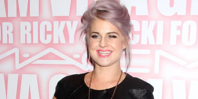 Orang Tua Berpisah, Kelly Osbourne Tampil 'Hitam'