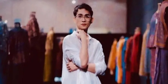 Oscar Lawalata Ungkap Perjuangan Buka Diri Sebagai Transgender ke Keluarga, Ibunya Konservatif Oscar Lawalata Ungkap Perjuangan Buka Diri Sebagai Transgender ke Keluarga, Ibunya Konservatif