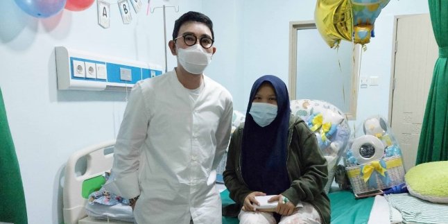 Otis Hahijary Visits Sapri Pantun's Wife Who Just Gave Birth While Providing Financial Assistance