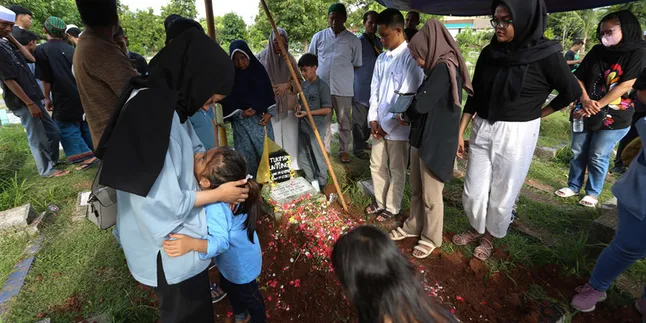 Otis Pamutih Dimakamkan, Diiringi Isak Tangis Keluarga
