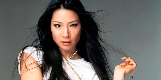 Ouch, Wajah Lucy Liu Dilempar Kue!