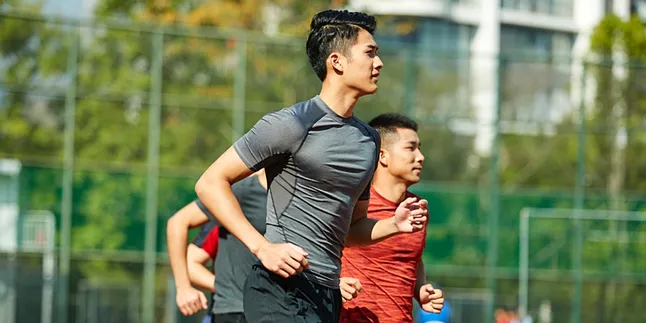 Inspirasi Outfit Jogging Simple dan Nyaman untuk Pria yang Harus Kamu Coba