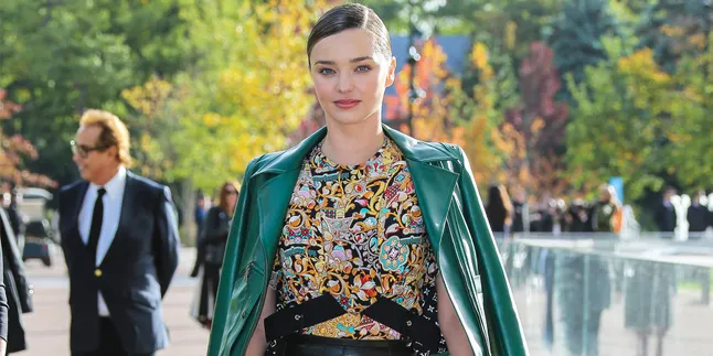 Outfit Seksi Ini Bikin Miranda Kerr Makin Cantik & Stunning