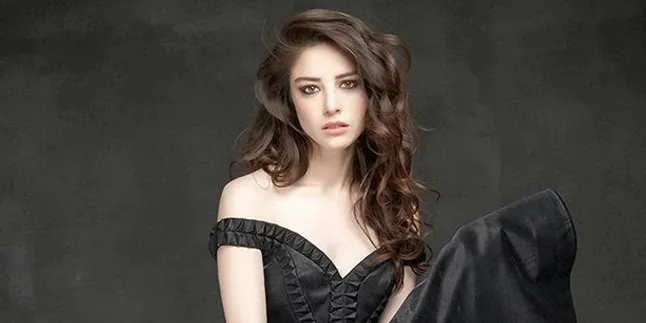 Ozge Gurel, Bintang Utama 'Cinta di Musim Cherry' nan Jelita