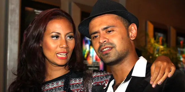 Pacaran Sebulan, Mike Lucock Belum Bicara Pernikahan