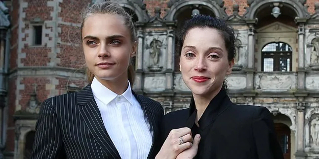 Pacaran Sesama Jenis, Cara Delevingne Mengaku Cinta St Vincent Pacaran Sesama Jenis, Cara Delevingne Mengaku Cinta St Vincent