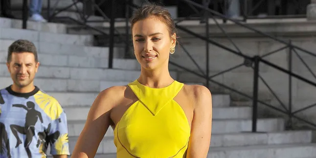 Pacari Bradley Cooper, Irina Shayk Malah 'Peluk Mesra' Pria Lain Pacari Bradley Cooper, Irina Shayk Malah 'Peluk Mesra' Pria Lain