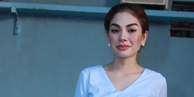 Pacari Brondong, Nikita Mirzani Tutupi Muka Biar Nggak Diganggu