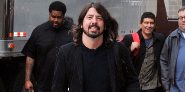 Padahal Kaki Patah, Dave Grohl Diminta Kembalikan Uang