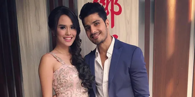 Paduan Gaun Merah dan Tuxedo Hitam, Vin Rana Pangku Nita Sofiani Paduan Gaun Merah dan Tuxedo Hitam, Vin Rana Pangku Nita Sofiani