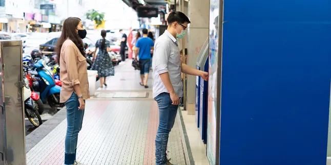 Pahami Etika Menggunakan Mesin ATM, yang Mau Transaksi Nggak Cuma Kamu Aja