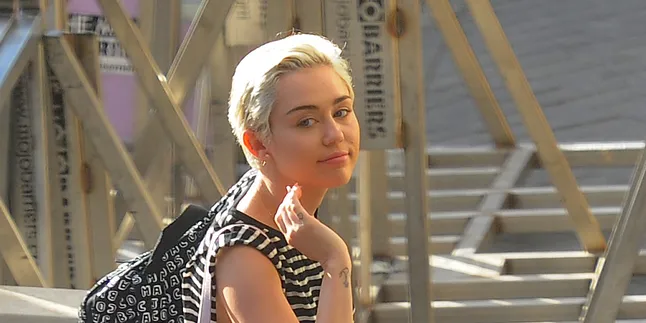 Pajang Foto Aneh, Miley Cyrus Pernah Pergi ke Masa Depan? Pajang Foto Aneh, Miley Cyrus Pernah Pergi ke Masa Depan?