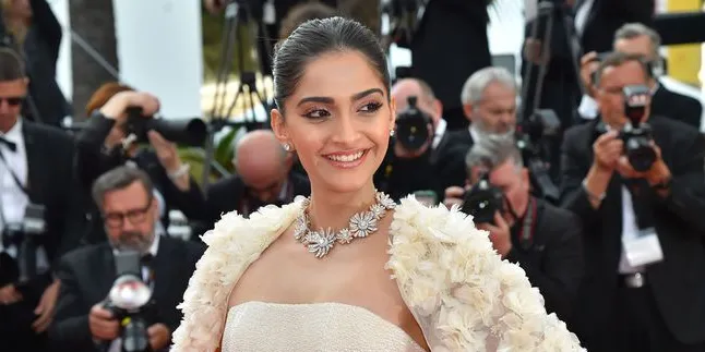 Pakai Anting Super Besar, Sonam Kapoor Tetap Cantik Atau...