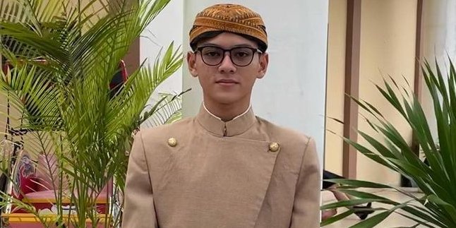 Wearing Complete Javanese Traditional Attire with Blangkon, Rey Bong Star of 'DARI JENDELA SMP' Receives Praise