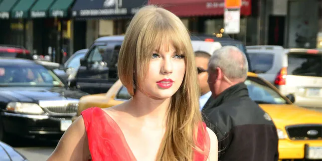 Pakai Baju Apapun, Taylor Swift Comfy Memainkan Gitar di Panggung