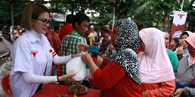 Pakai Baju Banteng Muda, Nikita Mirzani Mendadak Jualan Sembako Pakai Baju Banteng Muda, Nikita Mirzani Mendadak Jualan Sembako