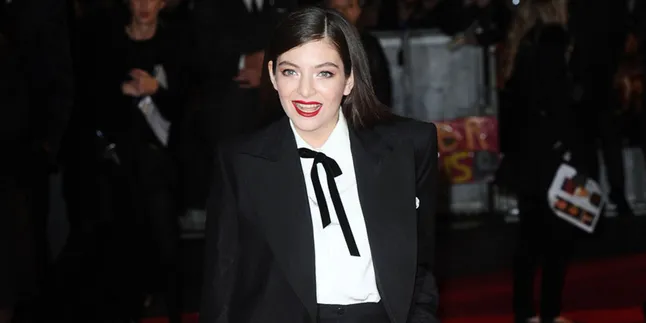 Pakai Baju Bekas, Lorde Makin Cantik di Red Carpet