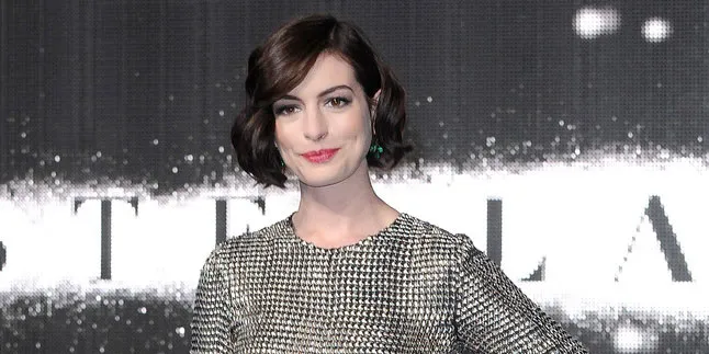 Pakai Baju Couple, Anne Hathaway & Suami Lengket Bak Perangko