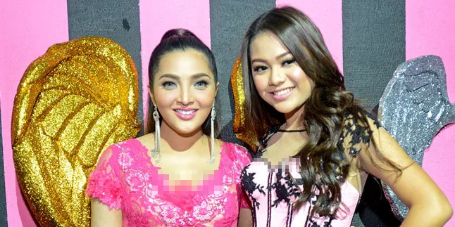 Pakai Baju Kembar, Ashanty-Aurel-Arsy Kompak Bak Sosialita