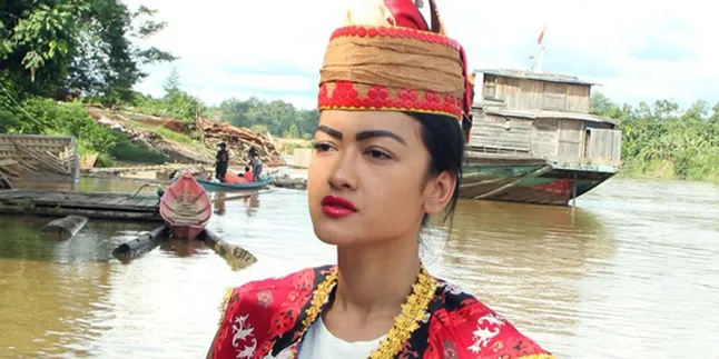 Pakai Baju Khas Dayak, Julia Perez Cantik dan Lugu