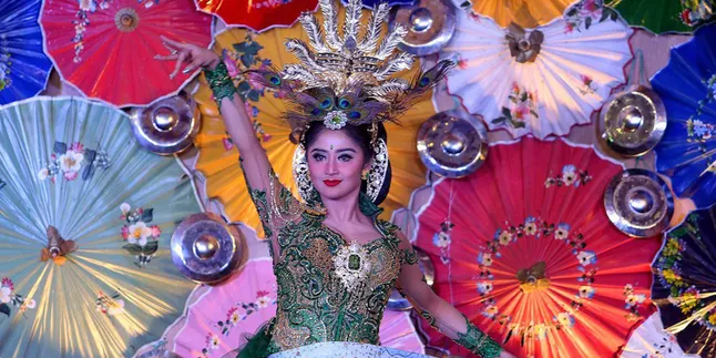 Pakai Baju Pengantin, Dewi Perssik Ngaku Sudah Nikah!