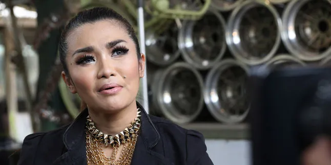 Pakai Baju Pilot, Fitri Carlina Keliling Lihat Pesawat TNI AU