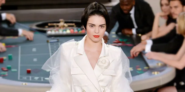 Pakai Baju Super Ketat, Kendall Jenner Bakal Bikin Lupa Diri Pakai Baju Super Ketat, Kendall Jenner Bakal Bikin Lupa Diri